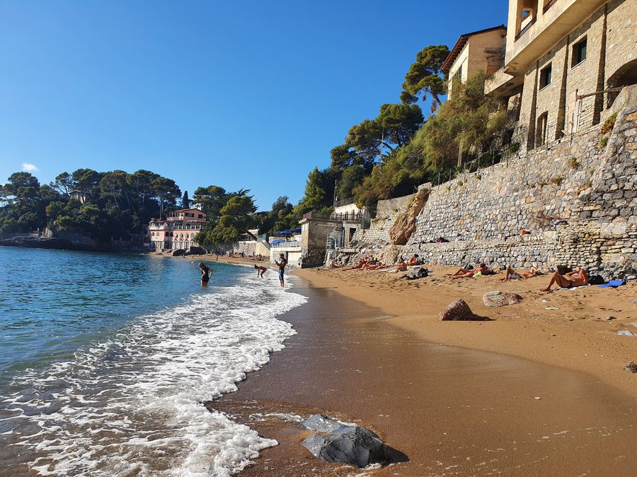 Strand und felsige Küste von Fiascherino bei Lerici