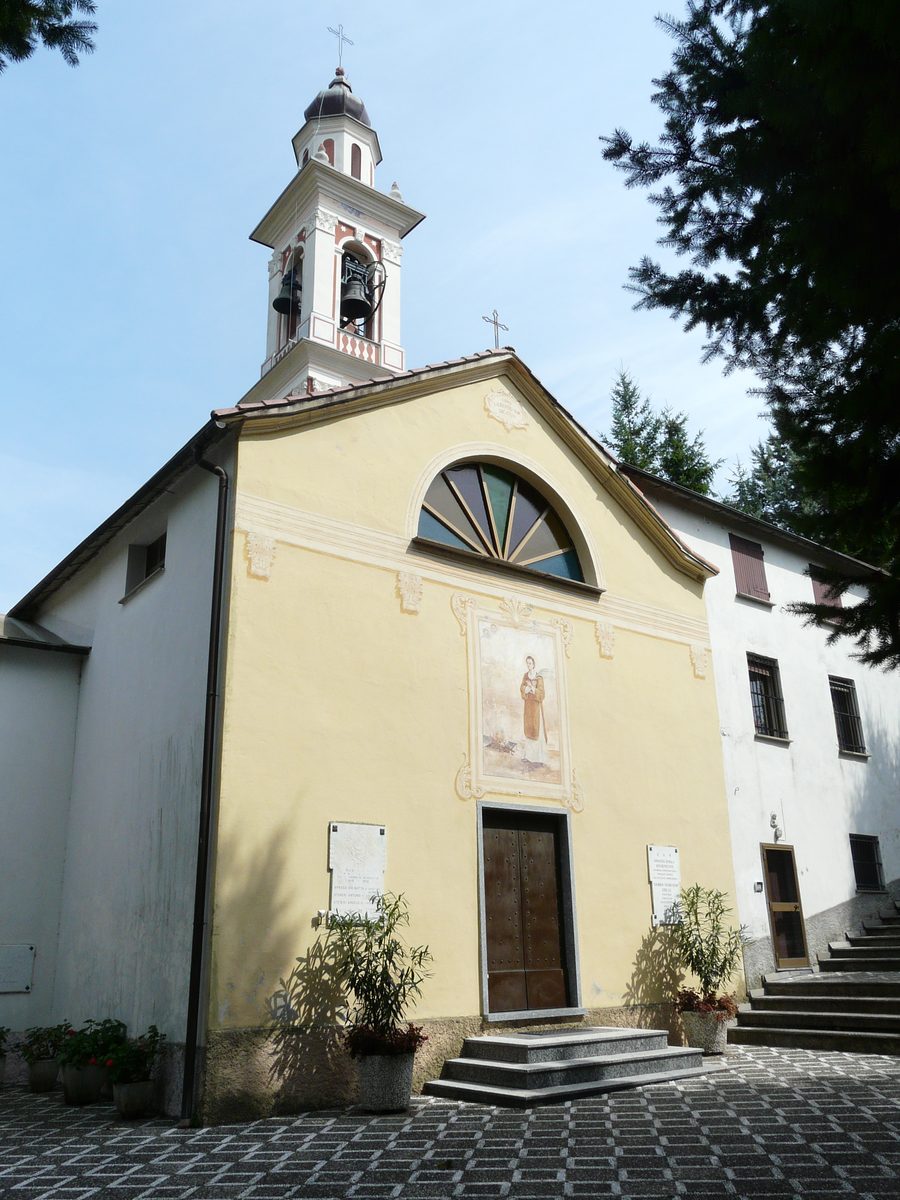 Fassade der Kirche San Lorenzo in Vescina, Avegno, Ligurien