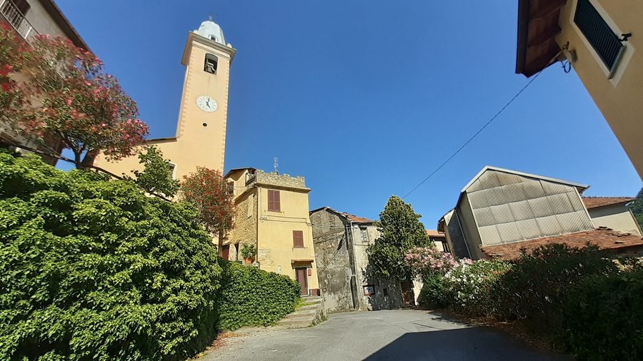 Square by the church in Vellego, Casanova Lerrone