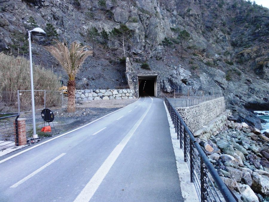 Cyclists in a former railway tunnel between Bonassola and Levanto