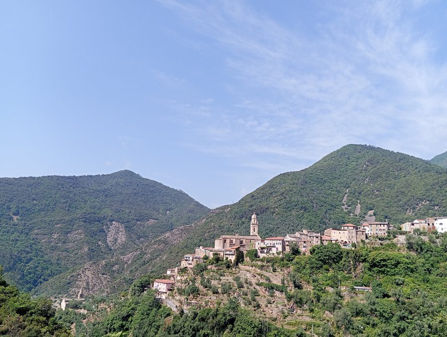 Blick von oben auf Montalto Ligure am Hang in Ligurien