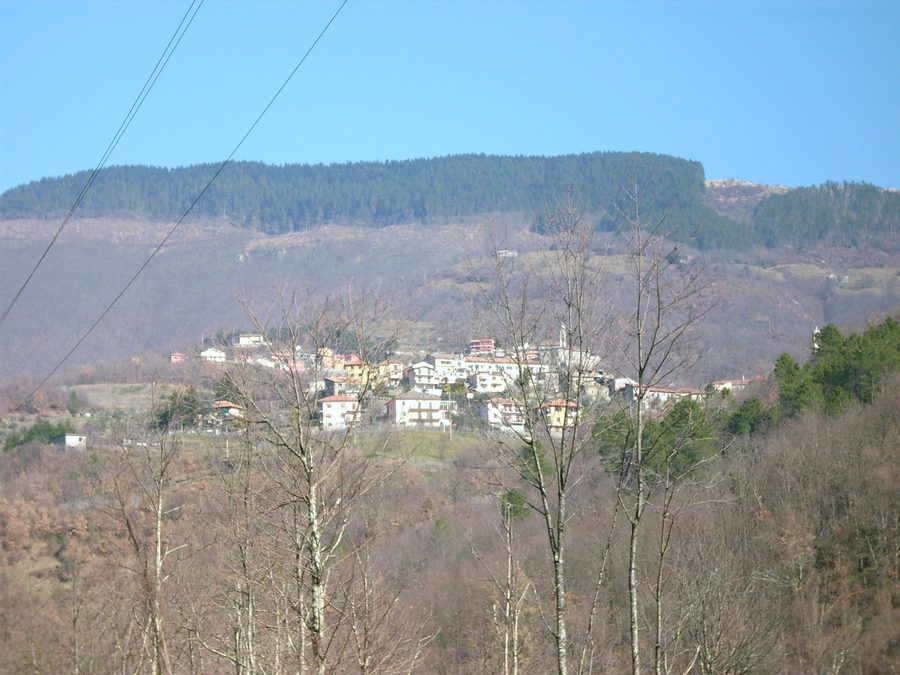 Panorama von Antessio in Sesta Godano mit Berg- und Talhängen