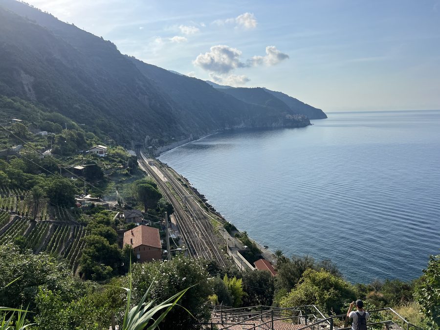 View from the Scalinata Lardarina onto the Ligurian coast near Corniglia