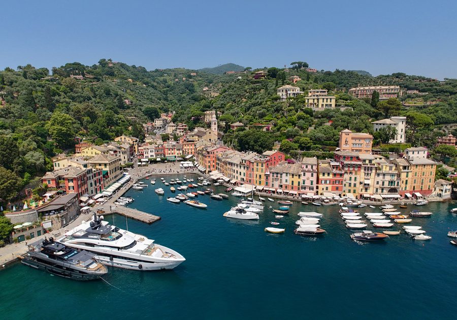 Portofino mit dicht bebauten Häusern an der ruhigen Bucht vor der ligurischen Küste