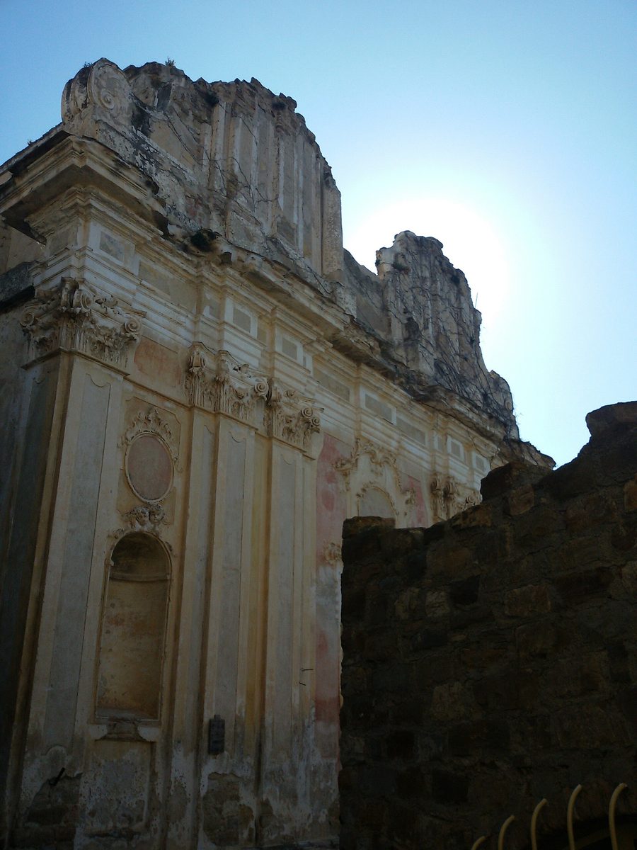 Fassade der Ruinen von Sant'Egidio in Bussana Vecchia