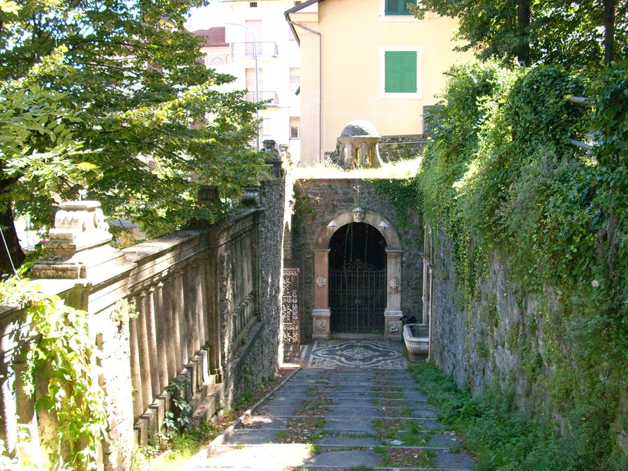 Zufahrtsweg zur Villa Borzino in Busalla in Ligurien