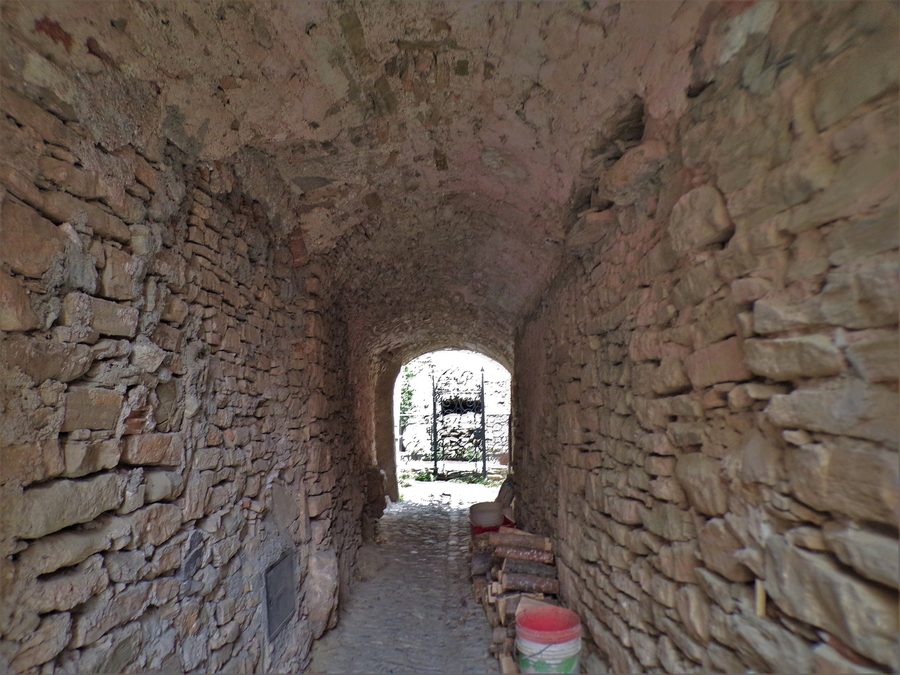 Gasse im historischen Dorf Colla Micheri nahe Laigueglia