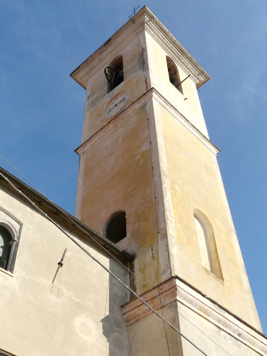 Außenansicht der Pfarrkirche Santa Lucia in Cesio