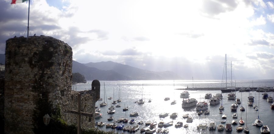 Hafen von Santa Margherita Ligure mit Küste und bewachsenen Hügeln