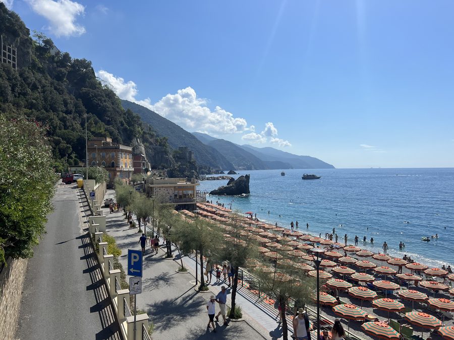Strand und Uferbereich von Fegina in Monterosso al Mare